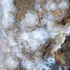 حجر جميل خام المويسانيت مع الكوارتز.Moissanite raw material