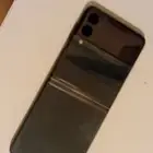 للبيع زد فليب 3 نظيف جدا مع كرتونه لون عشبي z flip 3