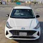 هونداي i10 موديل 2023 باللون الأبيض.