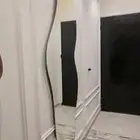مرايه مدخل كبيرة مسويها تفصيل والزجاج عريض قوي وحوافه محفوفه