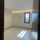 للتمليك شقة دور ثاني حي الاخضر 6 غرف وصاله (620) الف