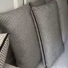 كنب وطاولة ومساند