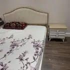 سرير نظيف جدا مع كمدينه ومرتبه