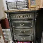 غرفة نوم مع مرتبة وستارة وفرشه