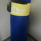 اغراض منها قفازات ملاكمة وبرميل بلاستك للملكمة وهم جدد .