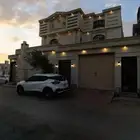 للبيع فله دور وثلاث شقق