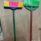 مكنسة مع عصى خشب مغلف