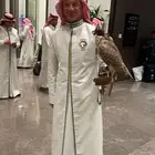 عرض صقر مع صقار بمناسبة اليوم الوطني