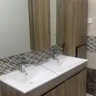 مغسلة ثلاثة جديدة واحدة فيها كسر النص