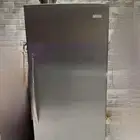 الولى ثلاجه والفريزر الثانيه كلها واقفه