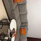 كنبه حرف L نظيفه ومرتب مع طاوله ضيافه مع 4 طاولات خدمه