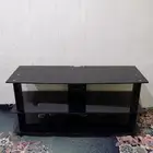 طاولة سوداء زجاجية