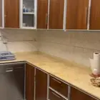 مطبخ كامل مع الحوض مع غاز مسطح دواليب فوق وتحت