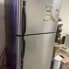 طاولات وثلاجه للبيع