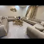 كنب مع طاولاته مع ستارته