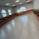 جلسة مرتفعة كنب نظيف مع ستائر ومراكي وخداديات