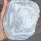 حجر كريم لونه كسحابه او كجفالة الحليب نقي وشفاف