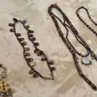 سلاسل خرز اصلي وعملات معدنية نادره