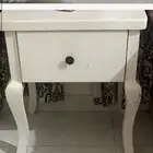 سرير نوم نظيف جدا مع توابعه بدون دولاب