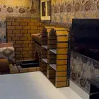 شقة شقق كبيرة غرفة وغرف مؤثثه للايجار امام القاعدة عزاب
