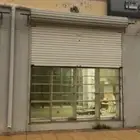 رفوف خشبيه بأطراف المنيوم وكونتر خشبي وشطر محلات او قراشات