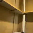 خزانة حديد مع رفوف