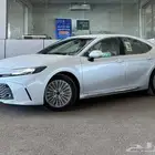 كامري LE بنزين خليجي 2025 لون لؤلؤي و اسود لدى الفريدي