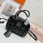 شنط نسائية.