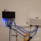 فني .تمديد كيبل الشبكة و ألياف بصرية تركيب مقويات شبكة الانت