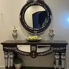 مدخل استقبال مع مرايا ولوحات جانبية