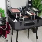 شنطة مكياج او لرسم على الوجه