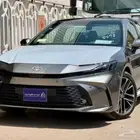 تويوتا كامري LE هايبرد 2025 - لون رمادي ( أقساط - كاش ) .
