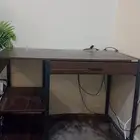 مكتب شبه جديد. للبيع