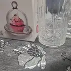 علب زجاج مختلفة صغيرة