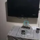 شاشة شامسونج مع الحامل والسلك والديش والمكتب ب 200 ريال