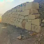 يوجد لدينا بوكلين وقلاب لقص الأراضي وبنيان الحجر وهدم ا