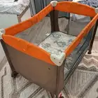 سرير اطفال بحالة جبدة قابل للتطبيق صدقة بدون مقابل