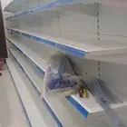 رفوف بقالة للبيع لغرض تصفية محل بالكامل حالة الرفوف شبه مرفق