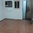 غرفة مع حمام بمدخل خاص