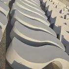 كراسي الحدائق وحاويات النفايات