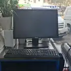 طاولة وجهاز كاشير