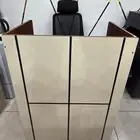 طاولة كاشير وكرسي دوار نظييف