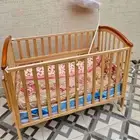 سرير اطفال للبيع مع مرتبتين