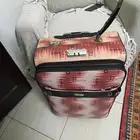 حقيبة سفر وسط يدها مقطوعة