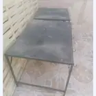 طاولتين حديد للبيع و3اغطية حديد شبابيك