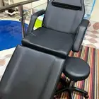 سرير وكرسي مساج وتجميل لون أسود مع اضاءه