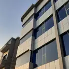 مبني 4 أدوار وملحق في موقع مميز في قلب سلطان جده