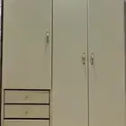 خزانة 3 ابواب و 4 ادراج كبيرة جد ا ولا فيها خدش واحد