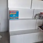 ارفف للبضاعة بشكل مدرج