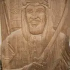 منحوتة خشبية للملك المؤسس